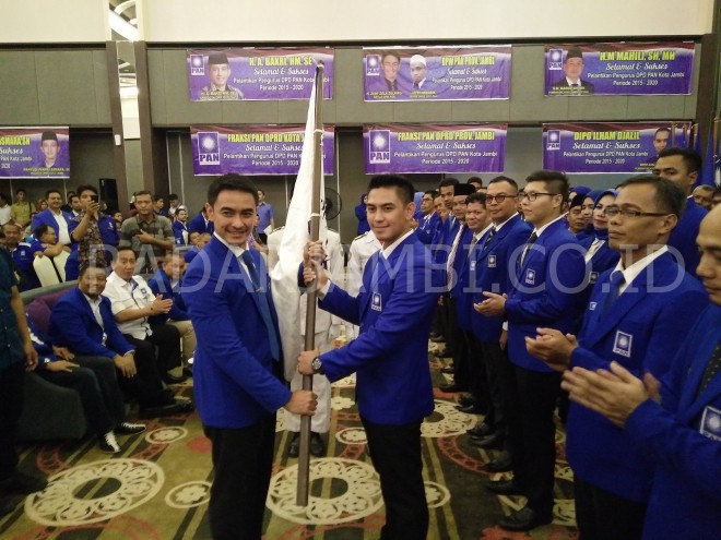  Zumi Laza menerima bendera petaka dari Ketua DPW PAN Jambi, Zumi Zola.