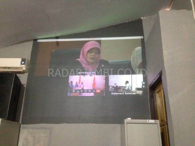 Suasana sidang DKPP yang sedang berlangsung di Kantor Bawaslu Jambi, melalui video conference.