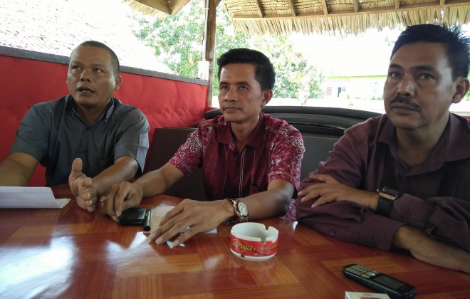 Anggota DPRD Muarojambi, MJ didampingi ketua DPC Gerindra Muarojambi, Salman ketika memberikan penjelasan kepada sejumlah wartawan, kemarin.