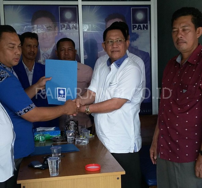 Bacabup Sarolangun, H Aris AB resmi mendaftar di DPD PAN Kabupaten Sarolangun. Pada Senin (25/4), sekitar pukul 9.00 WIB ia langsung mengambil formulir.