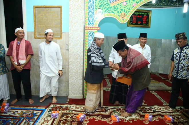 Wakil Walikota menyalami ulama Jambi Kota Seberang.