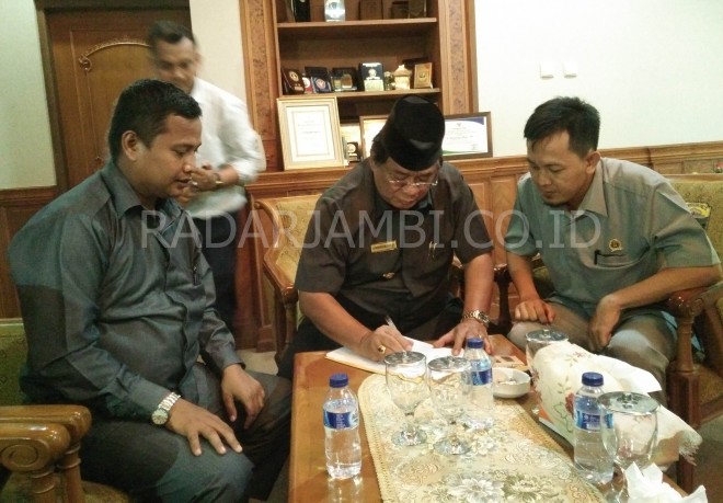 NPHD Pilbub Muaro Jambi Tahun 2017 telah diteken oleh Bupati Muaro Jambi, H Burhanudin Mahir & Ketua KPU Muaro Jambi, Edison. Pada saat bersamaan juga diteken NPHD untuk Panwas Kabupaten.