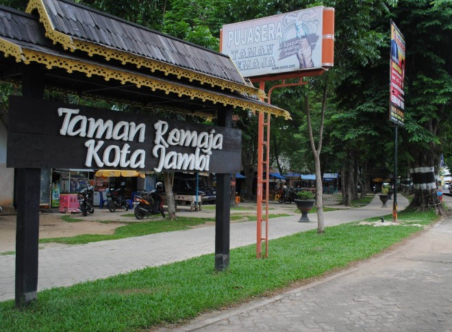 Tampak dalam foto Taman Remaja Kota Jambi yang sebelum dilakukan perbaikan ulang oleh Pemkot Kota Jambi 