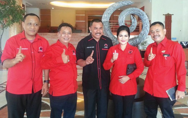 Sekretaris DPD PDIP Jambi, Chumaidi Zaidi bersama Hilalatil Badri serta pengurus DPP PDIP, belum lama ini.