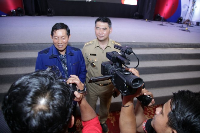 Walikota Menado Vicky Lumentu dan Walikota Jambi H. Syarif Fasha saat diwawancarai.