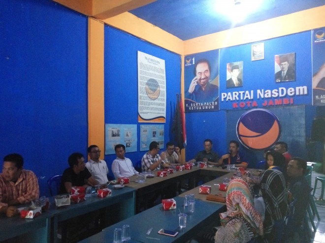 Ketua DPD NasDem Kota Jambi, Jefrizen ketika memimpin rapat pengurus di kantor DPD kota Jambi.