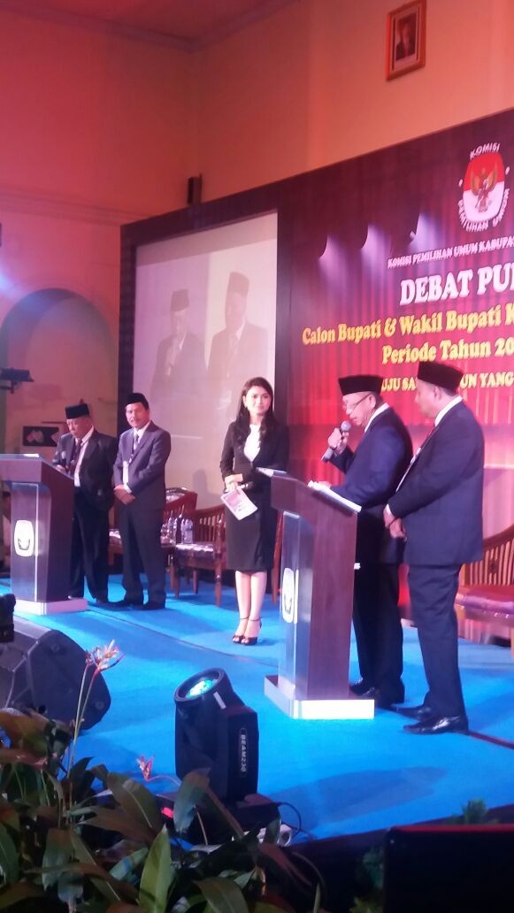 Suasana berlangsungnya debat publik. Dua cabup Sarolangun adu cerdas visi-misi pembangunan.