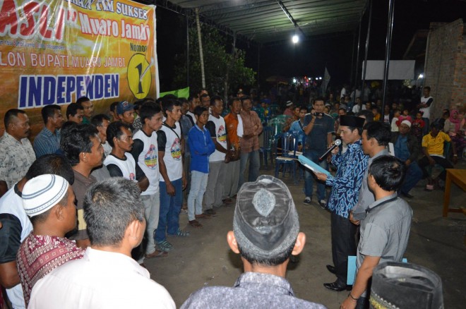 Abun Yani melantik Tim Sahabat ASLI (Abun Yani-Suhariyanto Lintas Independen) empat desa, di Kampung Baru desa Sungai Gelam, kemarin malam.