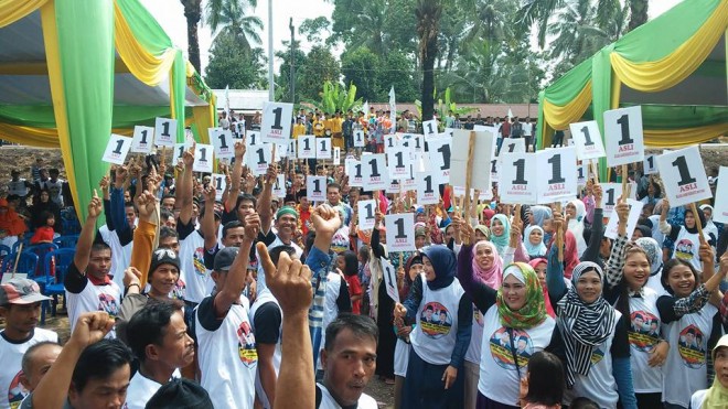 Kedatangan Paslon Independen, Abun Yani-Suhariyanto bersama ketua tim kabupaten, Usman Ermulan disambut antusias para pendukung dan simpatisan.