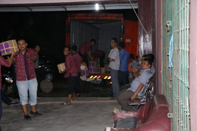 Sekretariat KPU Sarolangun sedang memindahkan Logistik Surat Suara.