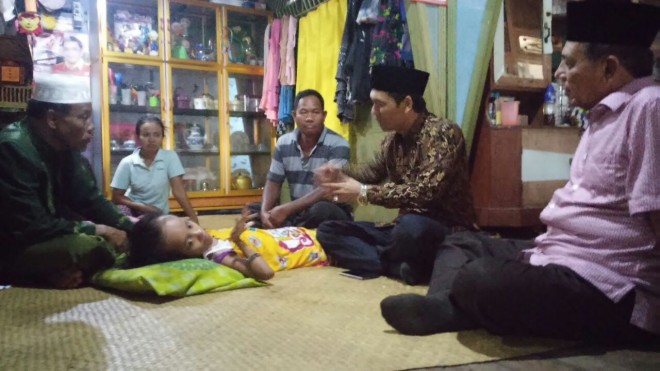 Cabup Muaro Jambi, Abun Yani bersama ketua tim kabupaten, Usman Ermulan saat menyambangi rumah warga.