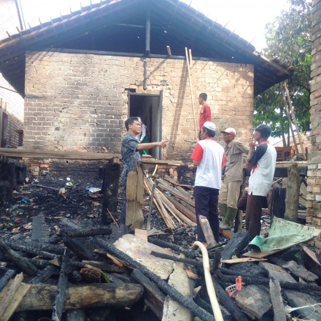 Abun Yani saat berdialog bersama pemilik rumah.