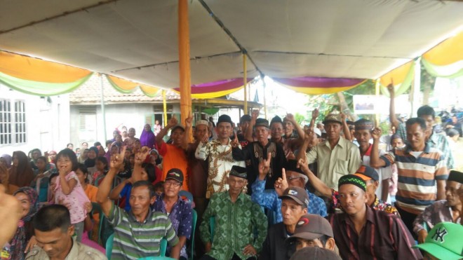 Abun Yani bersama ribuan pendukungnya dalam suatu kegiatan belum lama ini.