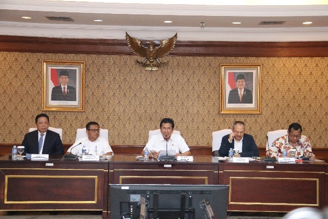 Menteri PANRB Asman Abnur didampingi (kiri-kanan) Kepala Badan Urusan Administrasi MA Aco Nur, Sekretaris Kementerian PANRB Dwi Wahyu Atmaji, Deputi SDM Aparatur Kementerian PANRB Setiawan Wangsaatmaja, dan Sekretaris Jenderal Kemenkum HAM Bambang Rantam Sariwanto saat jumpa pers mengenai pembukaan pendaftaran CPNS di Jakarta, Selasa (11/07).