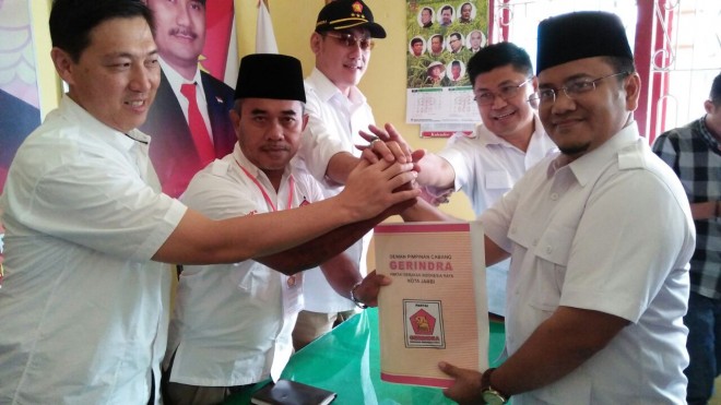 DAMPINGI FASHA: Penyerahan formulir pendaftaran oleh Maulana ke Gerindra sore kemarin (18/7) menjadi ajang unjuk dukungan partai besutan Prabowo Subianto terhadap Ketua Kesira Provinsi Jambi ini. Bahkan, partai berlambang burung garuda ini menggadang-gadangkan Maulana sebagai calon pendamping sang petahana.