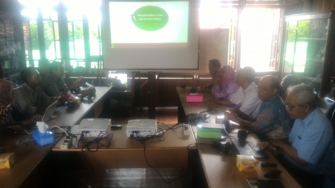 Komunitas Konservasi Indonesia (KKI) Warsi saat jumpa pers dengan awak media
