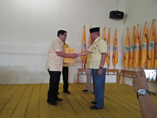 Hasan Basri Agus Saat menerima SK sebagai Watim Golkar