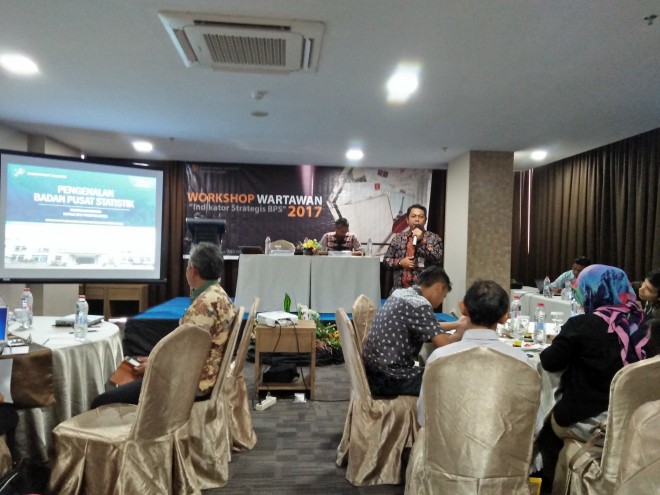 Kepala BPS Jambi saat memberi Meteri di Acara Workshop Wartawan 2017