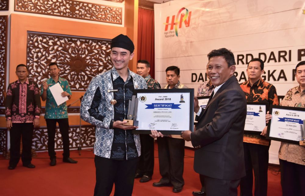 Gubernur Jambi Zumi Zola tengah menerima penghargaan di puncak peringatan Hari Pers 2018 tingkat Provinsi Jambi.