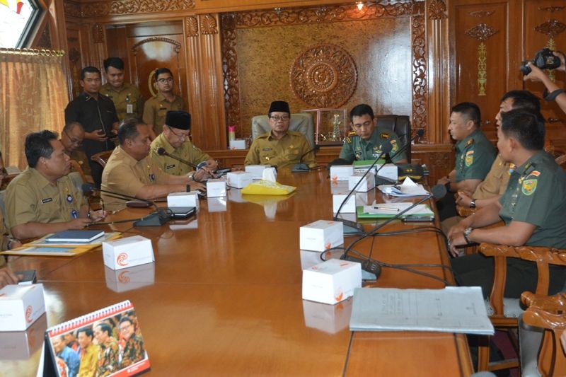 Pertemuan tindak lanjut pemberdayaan SAD di kawasan taman nasional bukit 12 yang dihadiri Wagub, Bupati Sarolangun Danrem 042/Gapu, Dandim Sarko dan OPD Pemprov dan Sarolangun, bertemat diruang pertemuan Sekda, Senin (5/2/2018).