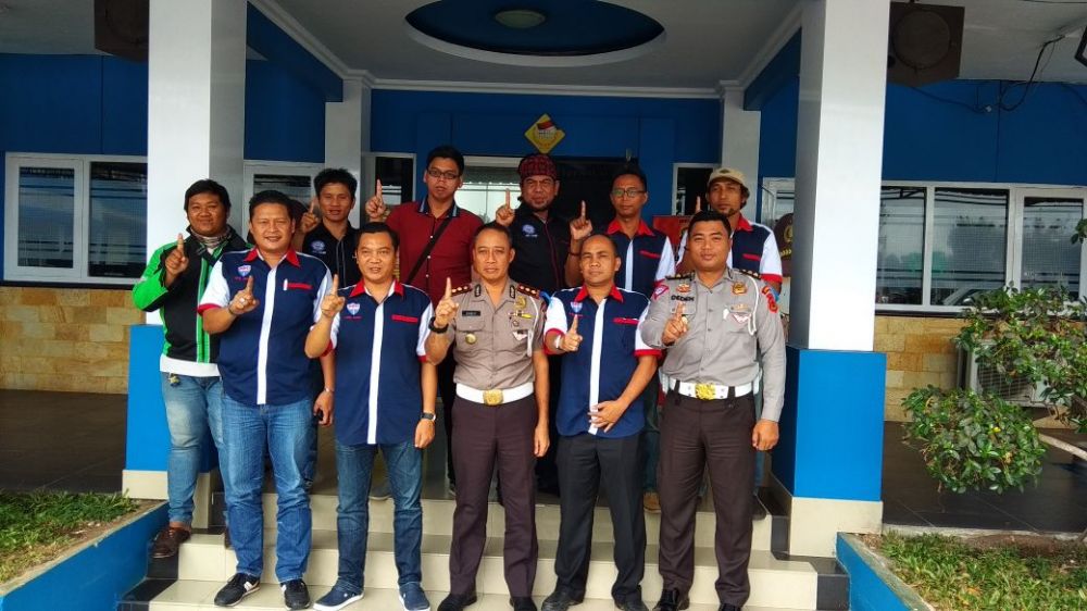 Foto bersama ADO dengan  Wakil  Direktur Lalu Lintas AKBP Sarif.