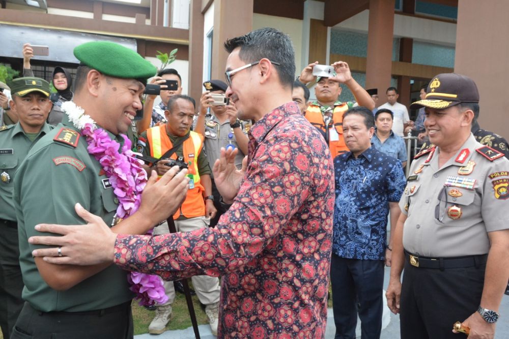 Gubernur Jambi H.Zumi Zola Zulkifli menyambut kedatangan Danrem 042/Gapu yang baru, Kol.Inf.Dany Budiyanto,SE beserta istri yang baru saja dilantik menggantikan Kol.Inf Refrizal,