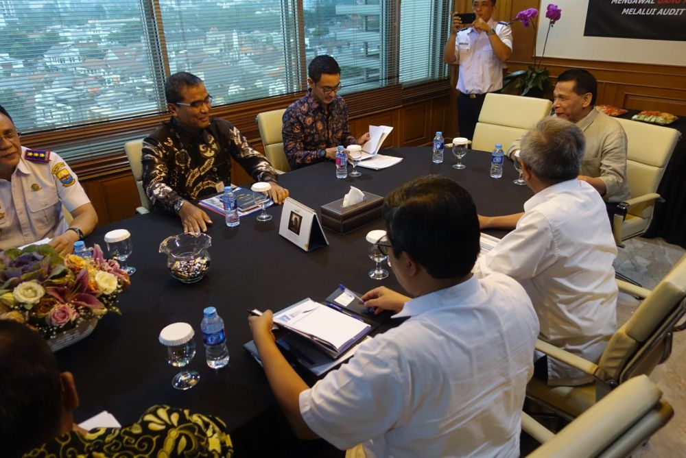 Gubernur Jambi, H. Zumi Zola Zulkifli, melakukan pertemuan dengan pihak Kementerian Perhubungan dan Kementerian Pekerjaan Umum dan Perumahan Rakyat (PUPR) RI membahas tindak lanjut pembangunan Pelabuhan Muara Sabak dan Ujung Jabung, bertempat di Gedung Badan Pemeriksaan Keuangan (BPK) RI, Jakarta Pusat, Kamis (22/03/2018) .
