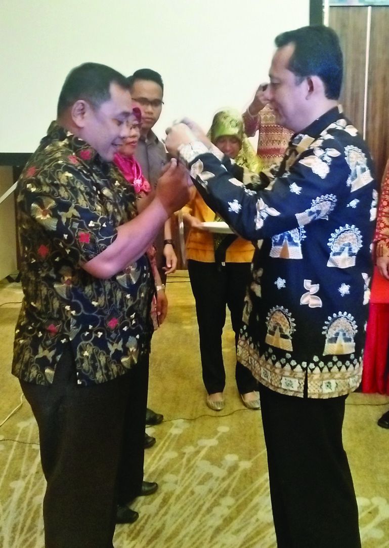 Wabup memasang tanda peserta pelatihan.