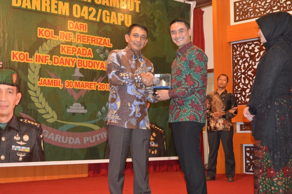 Gubernur Zola  pada Malam Pisah Sambut Danrem 042/ Garuda Putih dari Kolonel Infanteri (Kol.Inf) Reflizar Kepada Kol.Inf Dany Budiyanto,SE, bertempat di Auditorium Rumah Dinas Gubernur Jambi, Jum'at (30/03/2018).
