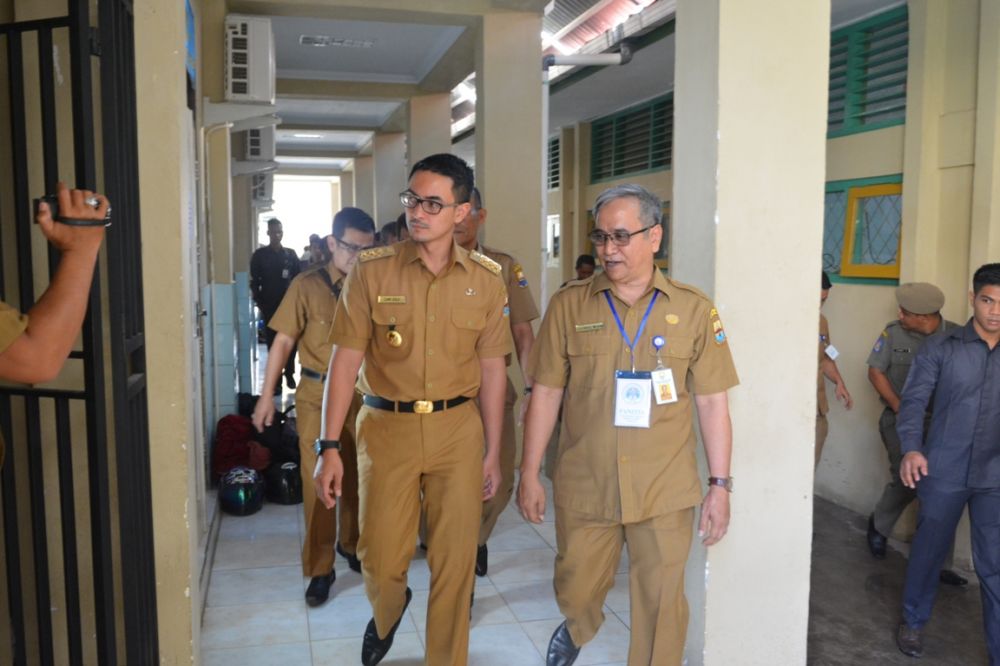 Gubernur Jambi H. Zumi Zola , Tinjau Hari pertama pelaksanaan Ujian Nasional Berbasis Komputer (UNBK) SMK 2.