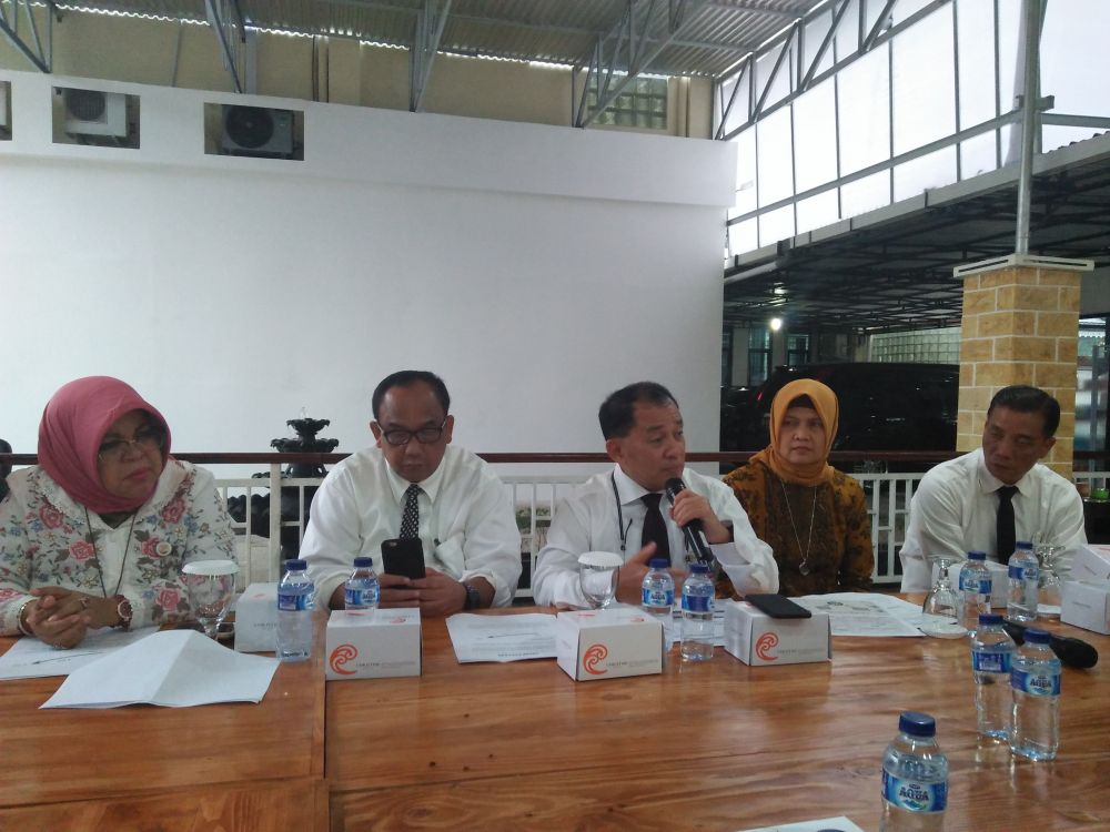 Direktur Utama Bank Jambi, M Yani bersama Komisaris Bank Jambi dan jajaran direksi saat menggelar jumpa pers di Kantor Bank Jambi, Selasa (3/4). (Radar Jambi/Endang Haryanto). 