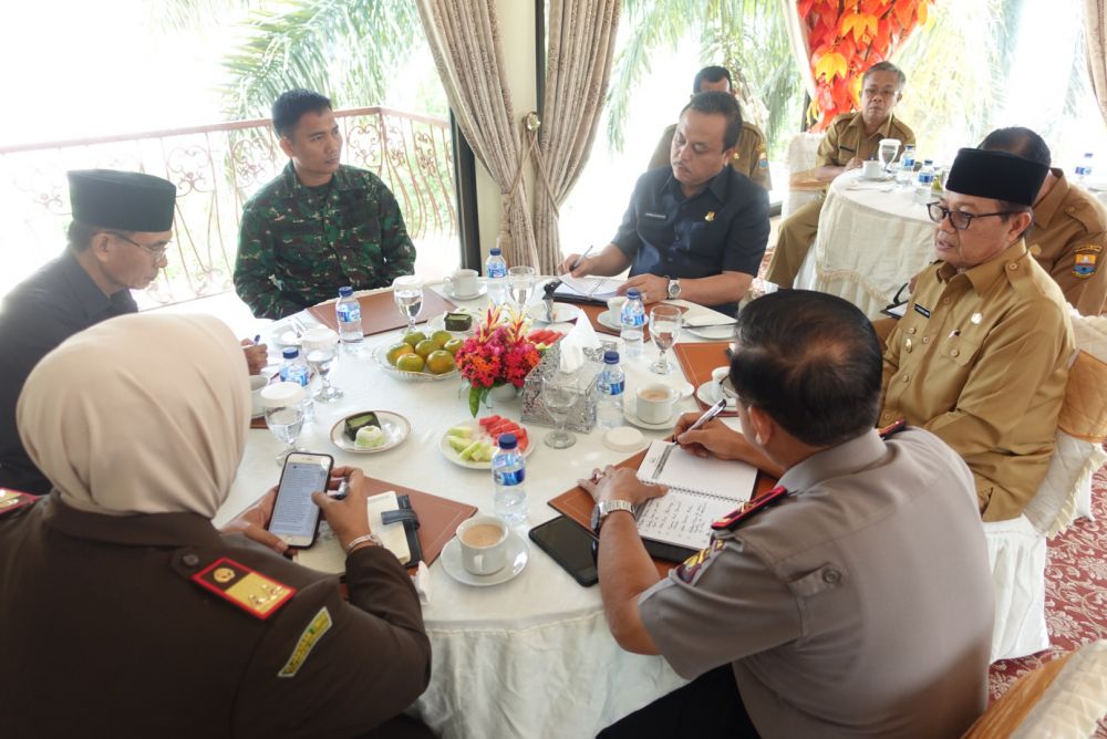 Pelaksana Tugas (Plt) Gubernur Jambi, H.Fachrori Umar, Senin (23/4) mengelar Coffe Morning bersama unsur Forum Koordinasi Pimpinan Daerah ( Forkopimda). Kegiatan berlangsung di Rumah Dinas Gubernur Jambi (Peranginan).