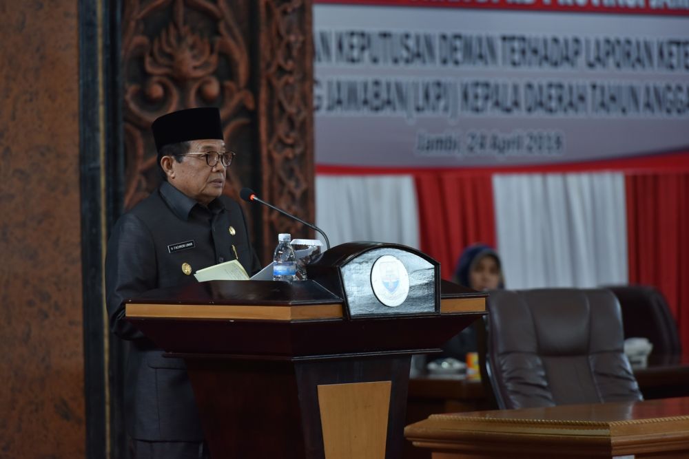 Pelaksana Tugas (Plt) Gubernur Jambi, Dr.Drs.H.Fachrori Umar,M.Hum  memberi sambutan.