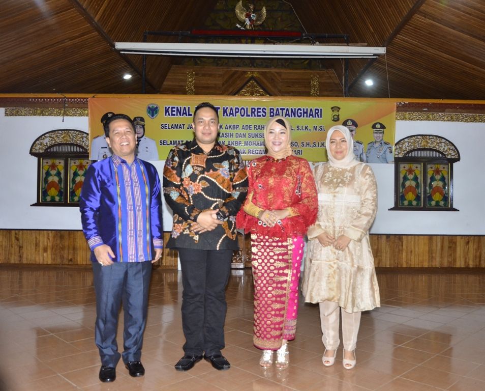 Kepolisian Resort Batanghari menggelar acara Serah Terima Jabatan (Sertijab) dari Kapolres Batangahari yang lama AKBP Ade Rahmat Idnan SIK MSi kepada Kapolres Batanghari yang baru AKBP Mohamad Santoso, SH SIK, di Mapolres Batanghari, Rabu (25/4).