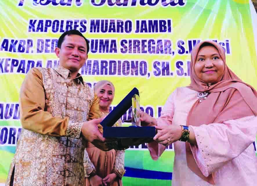 Bupati memberikan cinderamata.