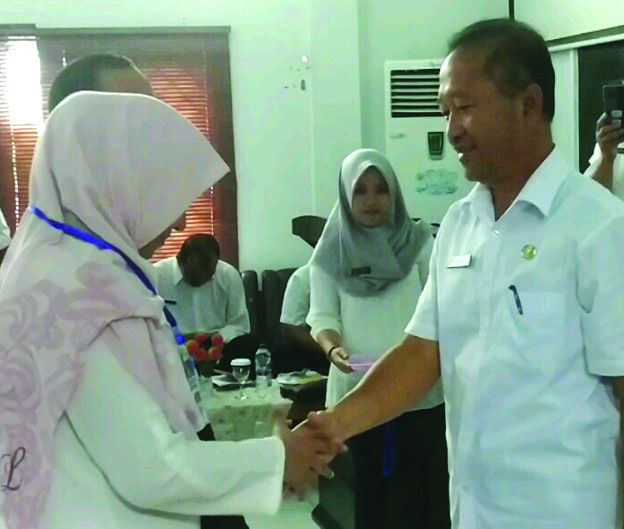 Sekda memasang tanda peserta.