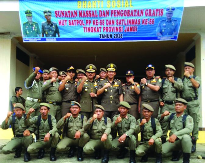 Wabup foto bersama Pol PP Muarojambi.