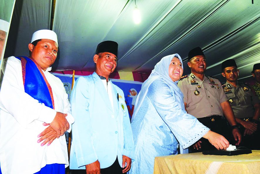 Bupati memencet sirene pembukan Fasi.