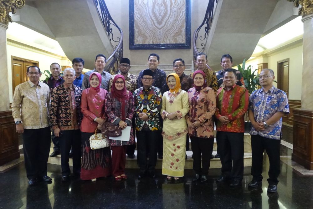 Pelaksana Tugas (Plt) Gubernur Jambi, H.Fachrori Umar Silahturahmi Bersama Anggota Dewan Perwakilan Rakyat (DPR) RI Daerah Pemilihan Provinsi Jambi dan Dewan Perwakilan Daerah (DPD) RI utusan Provinsi Jambi, di Kantor Penghubung Daerah Provinsi Jambi, Cikini - Jakarta Pusat, Senin (30/04).