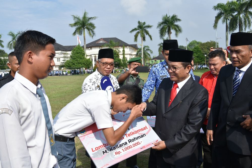 Peringatan Hari Pendidikan Nasional dan Peringatan Hari Otonomi Daerah ke-22 Tingkat Provinsi Jambi, bertempat di Lapangan Depan Kantor Gubernur Jambi, Rabu (2/5),