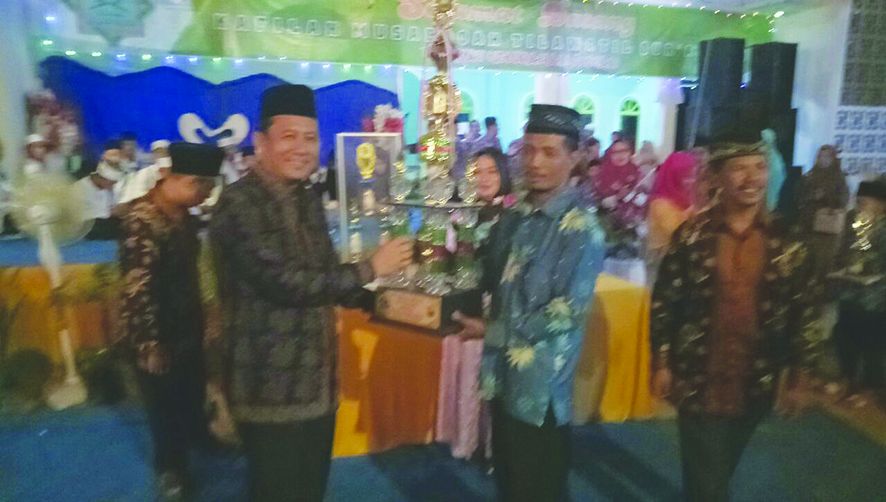 Wabup menyerahkan piala MTQ