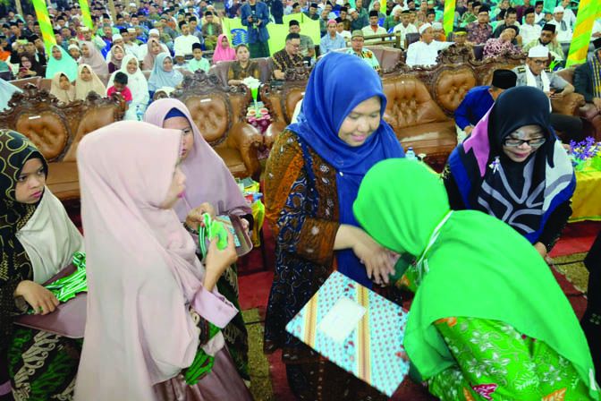 Bupati memberikan ucapan selamat.