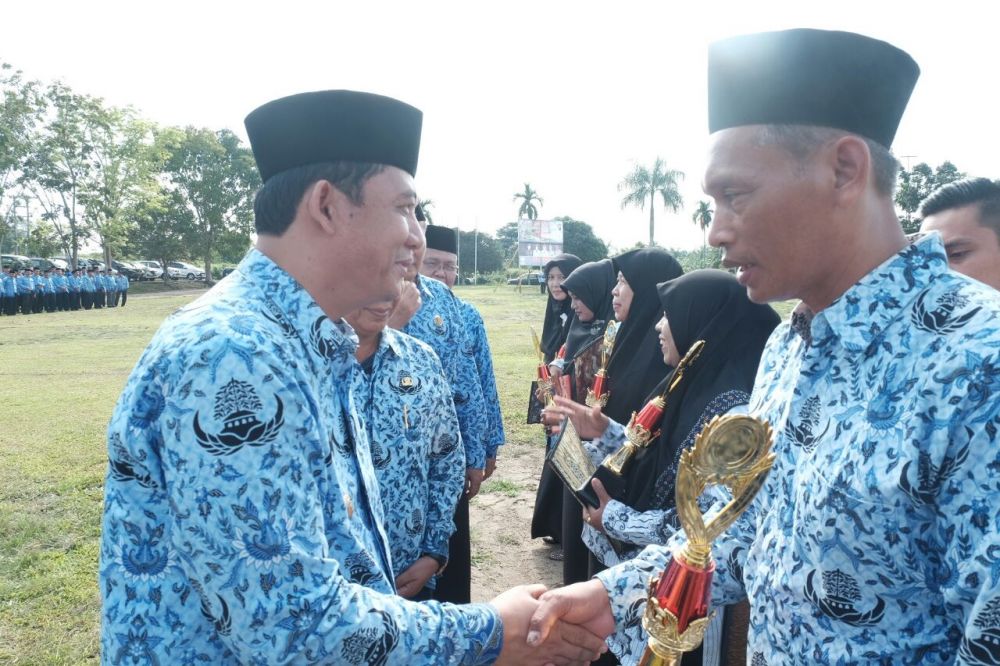 Wabup BBS memberikan piala.