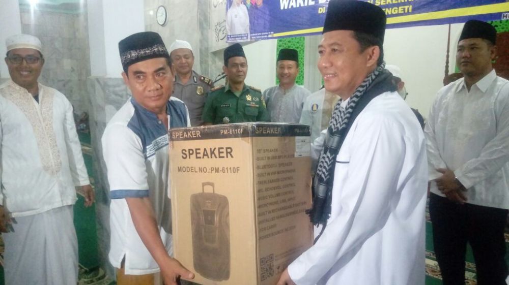Wabup BBS Menyerahkan bantuan