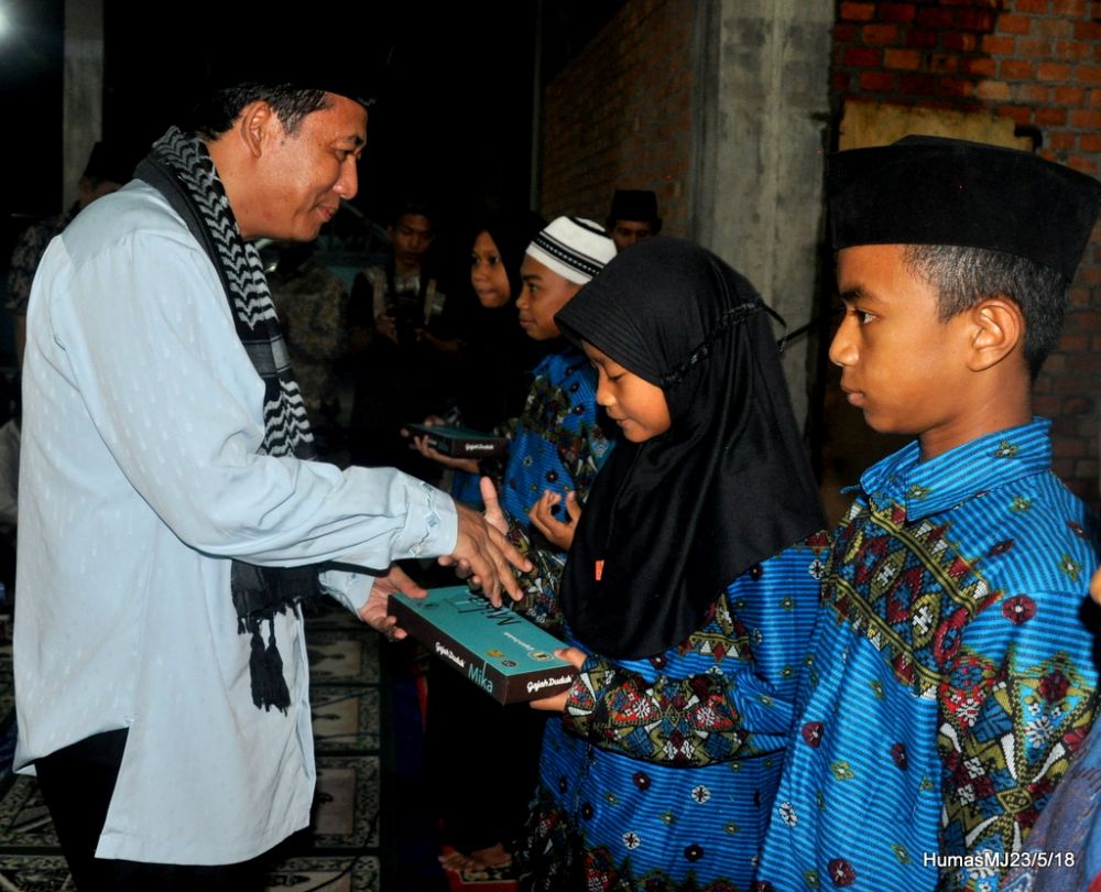 Wabup memberikan santunan ke anak yatim.
