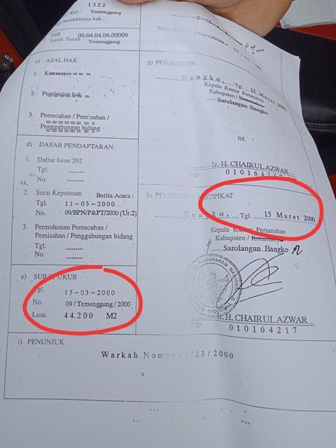 Sertifikat yang dlingkar menunjukkan hari yang sama dalampengukuran dan pengorbitan sertifikat oleh BPN Sarko   