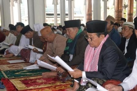 Fachrori dalam Sholat Idul Fitri 1439 H/2018 M di Masjid Agung Al-Falah, Kota Jambi, Jumat (15/6).