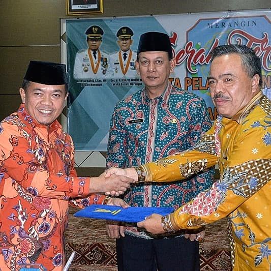 Serah Terima Nota Pelaksanaan Tugas dan Pisah Sambut Penjabat Sementara Bupati Merangin H.Husairi,S.IP,ME kepada Bupati Merangin, Dr.H.Al Haris,S.Sos,MH, berlangsung di Rumah Dinas Bupati Merangin, Sabtu (23/6/18) malam