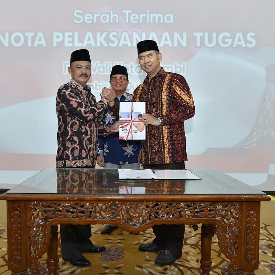 Serah Terima Nota Pelaksanaan Tugas dan Pisah Sambut Penjabat Sementara Walikota Jambi, Ir.Muhammad Fauzi kepada Walikota Jambi, Dr.H.Syarif Fasha,ME, berlangsung di Aula Rumah Dinas Walikota Jambi, Minggu (24/6) sore.