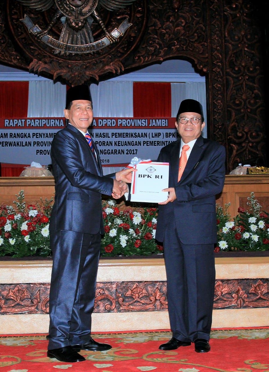 Pelaksana Tugas (Plt) Gubernur Jambi, Fachrori Umar menerima Wajar Tanpa Pengecualian (WTP) dari Anggota IV BPK RI, Rizal Djalil 